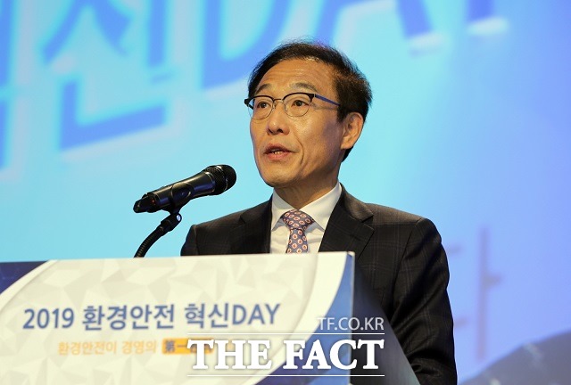 김기남 삼성전자 대표이사 부회장은 29일 삼성전자 화성캠퍼스 부품연구동에서 열린 2019 환경안전 혁신 데이 행사에서 세계 최고 안전 사업장을 조성해 인간과 기술, 환경과 개발이 공존 공영하는 미래를 개척해 나가자고 당부했다. /삼성전자 제공