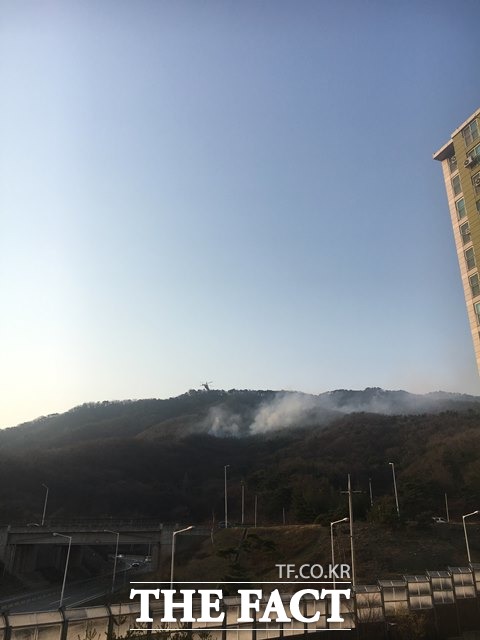 헬기의 진화작업에도 불구하고 흰 연기를 내뿜고 있는 천마산 산불./남양주=더팩트 독자 제공