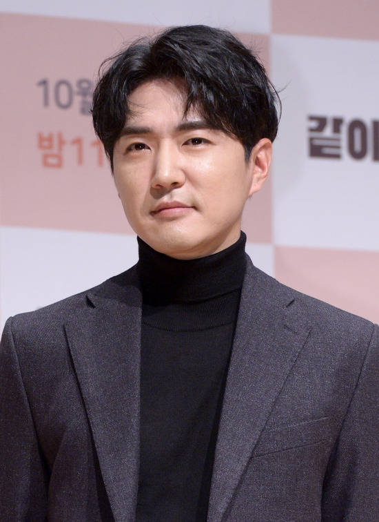 데니안이 창업에 참여한 샴페인 바가 의혹에 휩싸이자 소속사가 공식 입장을 내놓았다. /김세정 기자