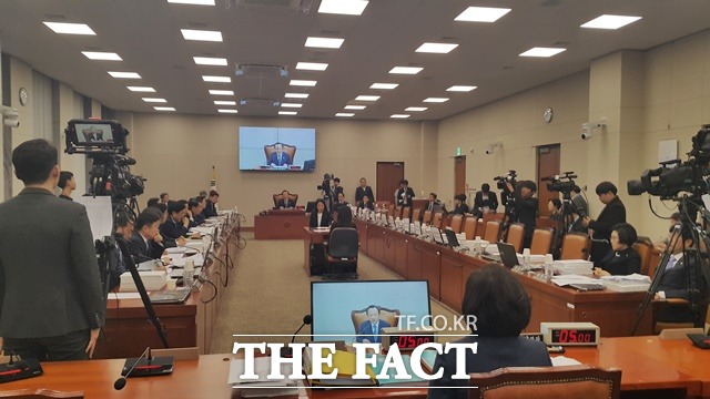 지난 27일 국회에서 박영선 중소벤처기업부 장관 후보자 인사청문회가 열린 가운데 저녁 식사를 위한 정회 후 속개된 인사청문회에 자유한국당 의원들이 모두 불참했다. 한국당 의원들은 박 후보자의 불성실하고 위선적 행태를 더 이상 지켜볼 수 없어 인사청문회를 거부하겠다고 밝혔다. /국회=허주열 기자