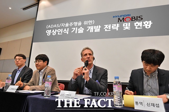 이진언 현대모비스 자율주행개발실장과 장재호 EE연구소장, 그레고리 바라토프 자율주행개발센터장(왼쪽부터)이 현대모비스의 딥러닝 기반 영상인식 기술 개발 현황에 관해 설명하고 있다.