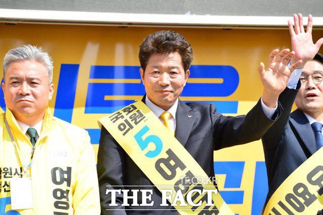 4.3 재보궐선거 경남 창원성산지역구 여론조사에서 여영국 정의당 후보가 자유한국당 후보를 앞섰다. 사진은 여 후보 모습. /뉴시스