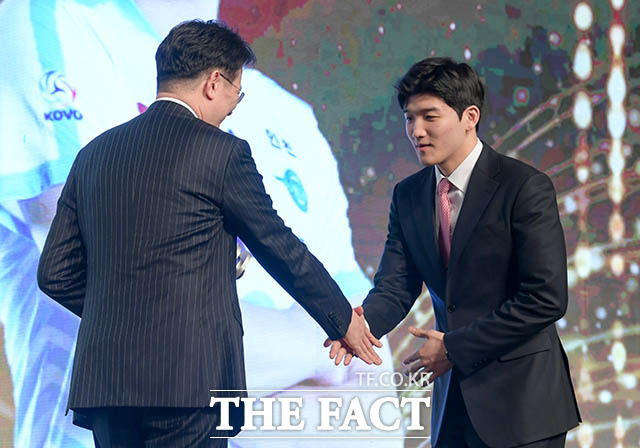정지석 선수가 조원태 한국배구연맹 총재로부터 상을 받고 있다.