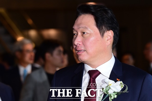 최태원 SK그룹 회장이 지난해 SK㈜와 SK하이닉스로부터 각각 30억 원씩 총 60억 원을 수령했다. /더팩트 DB