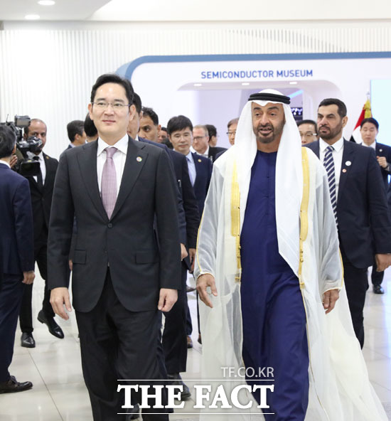 이재용 부회장은 지난 2월 방한한 UAE 무함마드 빈 자이드 알나흐얀 왕세제와 삼성전자 화성사업장에서 만나 5G 통신 기술에 관해 설명하고, 미래 산업 분야 협력 방안에 대해 논의했다. /삼성전자 제공