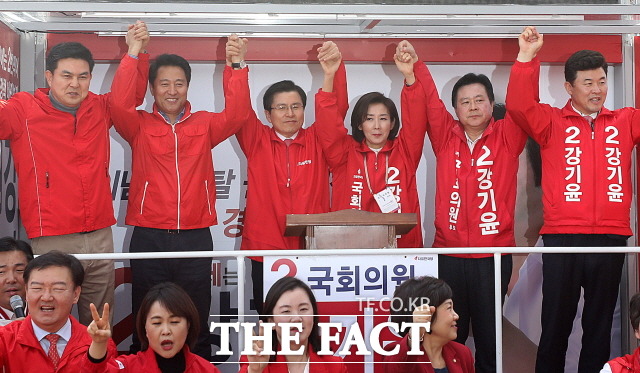 4.3 보궐선거 공식 선거운동이 시작된 21일 오전 경남 창원시 성산구 시민생활체육관 앞에서 지원유세에 나선 자유한국당 황교안 대표가 강기윤 국회의원 후보와 함께 선거 승리를 다짐하고 있다. 김태호(왼쪽부터) 전 경남지사, 오세훈 전 서울시장, 황교안 대표, 나경원 원내대표, 강기윤 후보, 윤영석 의원./뉴시스