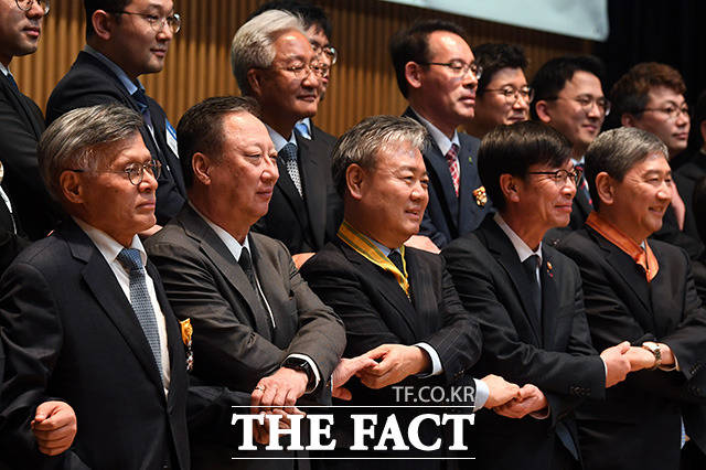 박용만 대한상공회의소 회장(왼쪽 두번째), 김상조 공정거래위원장과 수상자들이 기념 사진을 찍고 있다.