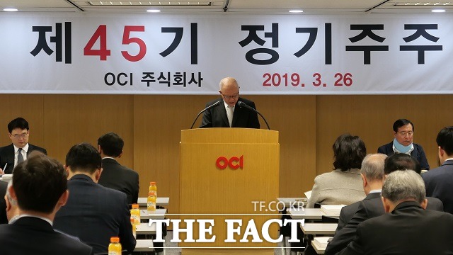 백우성 OCI 회장(가운데)은 지난달 26일 서울 소공동 OCI 본사에서 열린 제45기 정기주주총회 직후 이사회를 통해 이회림 OCI 창업주, 이수영 전 회장에 이어 OCI 회장에 선임됐다. 사진은 백우석 회장이 이날 OCI 주총에서 의장을 맡아 발언하고 있는 모습. 이우현 부회장(왼쪽)은 경영 성과 발표를 위해 자료를 살펴보고 있다. /이한림 기자