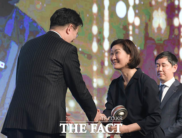 박미희 감독(오른쪽)이 조원태 한국배구연맹 총재로부터 상을 받고 있다.