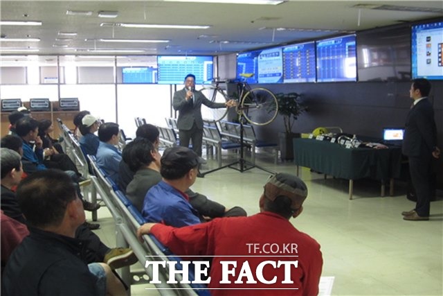 고객들에게 자전거 구조 등에 대해 설명하고 있는 2018년 경륜심판 판정 설명회./경륜경정총괄본부 제공
