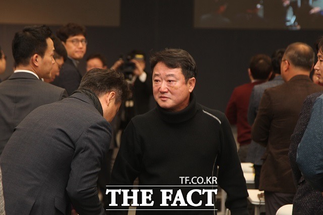 1일 금융감독원에 제출된 코오롱그룹 계열사 5곳의 사업보고서에 따르면 이웅렬 전 코오롱 회장이 지난해 퇴직금을 포함해 연봉으로 456억 원을 챙겼다. /코오롱그룹 제공