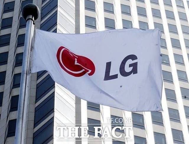 LG전자는 서울 광진구에 있는 비영리단체 열린옷장에 남녀 정장 270여 벌과 트롬 스타일러 3대를 기증했다고 2일 밝혔다. /더팩트 DB