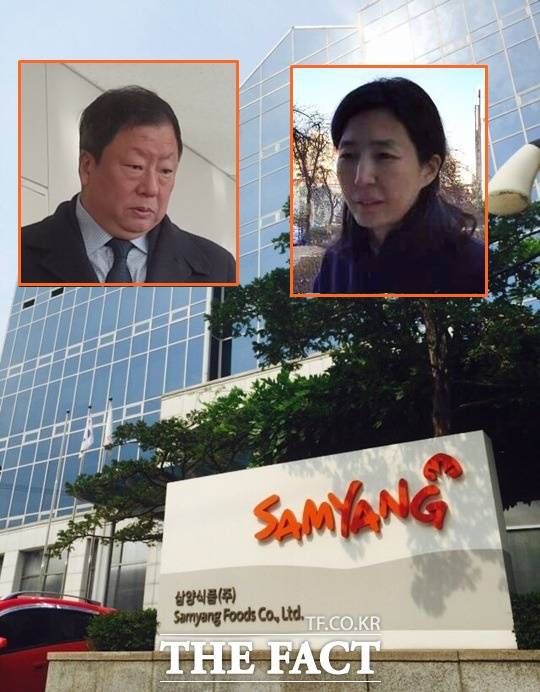 삼양식품 전인장 회장(왼쪽)과 김정수 사장이 횡령·배임 혐의로 각각 징역 3년에 법정구속과 징역2년 집행유예 3년을 선고 받은 가운데 두 사람이 합쳐 20억대 연봉을 수령해 논란이 제기되고 있다. /더팩트 DB