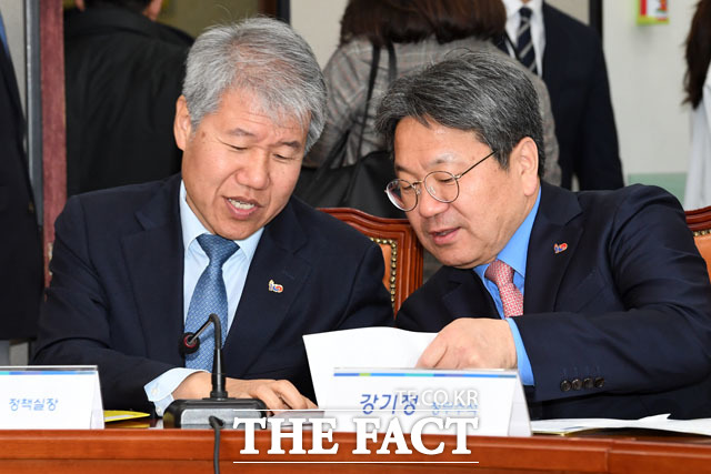 대화나누는 김수현 청와대 정책실장(왼쪽)과 강기정 청와대 정무수석