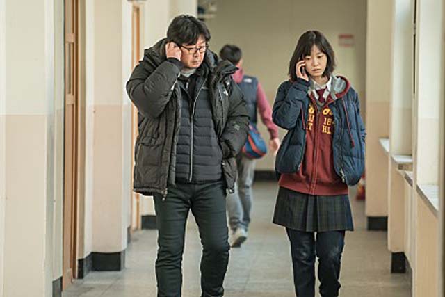 김윤석(왼쪽)이 배우 박세진에게 연기 지도를 하고 있는 모습. /쇼박스 제공