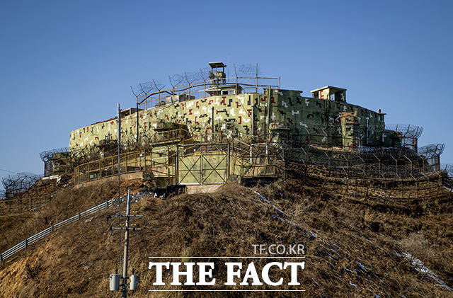 통일부가 DMZ 평화 둘레길 조성을 위한 남북협력기금 지원안을 의결했다. 9.19 남북 군사합의에 따른 비무장지대(DMZ) 내 시범 철수 감시초소(GP) 가운데 역사적 가치를 고려해 원형을 보존하기로 한 강원도 고성 GP를 국방부가 언론에 처음으로 공개한 모습./ 사진공동취재단