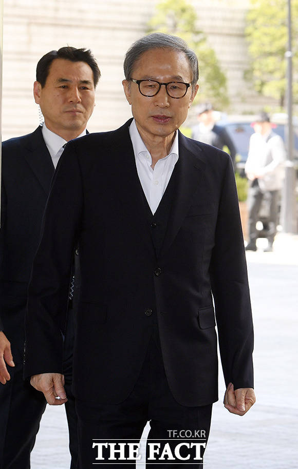 횡령과 뇌물수수 등 혐의로 1심에서 실형을 선고받은 이명박 전 대통령이 3일 오후 서울 서초동 서울고등법원에 열린 항소심 공판에 출석하고 있다./임영무 기자