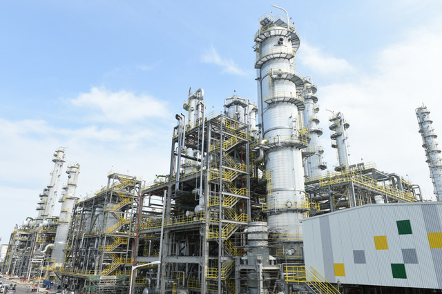 에쓰오일의 잔사유고도화와 올레핀하류시설을 건설하는 석유화학 프로젝트는 2년 여간의 공사 및 시운전 기간을 마치고 지난해 11월 상업 가동에 시작했다. 사진은 에쓰오일의 ODC 산화프로필렌 공장 전경. /에쓰오일 제공