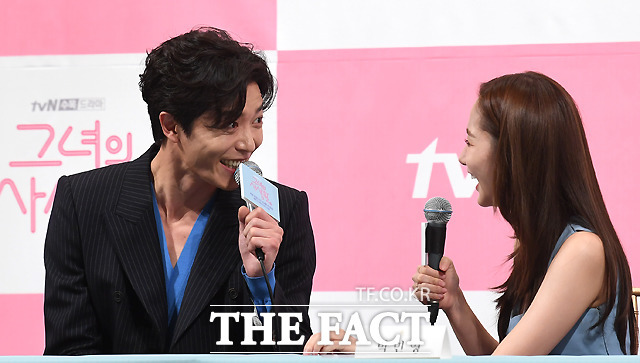 그녀의 사생활 속 김재욱은 까칠한 디렉터 라이언 골드로 분한다. 극 중 성덕미를 만나 반전 매력을 펼칠 예정. /이새롬 기자