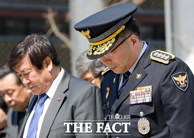 무력 진압으로 수많은 민간인이 희생된 제주 4·3 사건과 관련해 국방부가 71년 만에 공식 사과했다. 민갑룡(오른쪽) 경찰청장도 유족에게 머리 숙여 애도했다. /김세정 기자