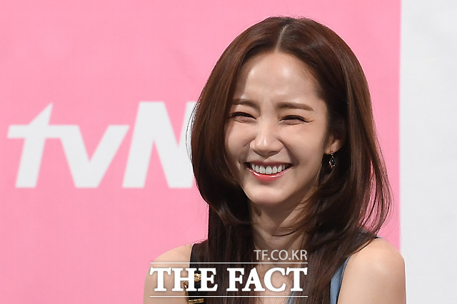 그녀의 사생활 속 박민영은 직장에서는 냉철하지만 사실은 아이돌을 열성적으로 좋아하는 성덕미로 분한다. /이새롬 기자