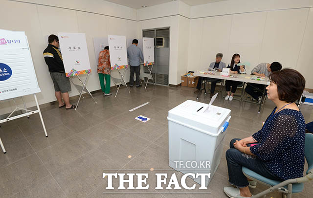 중앙선거관리위원회는 3일 실시된 국회의원 재보궐선거에서 경남 창원시 성산구와 통영시·고성군 투표율이 오후 8시 투표 마감 결과 51.2%로 집계됐다. 창원 성산 투표율은 51.2%, 통영·고성 또한 51.2%로 나타났다. /김세정 기자