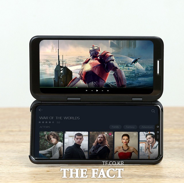 LG V50 씽큐에는 LG전자가 지난 2015년 출시한 LG V10 씽큐에서 처음으로 선보인 세컨드 스크린을 화면 바깥으로 끌어내 멀티태스킹 성능을 극대화한 전용 액세서리 LG 듀얼 스크린이 적용됐다. /LG전자 제공