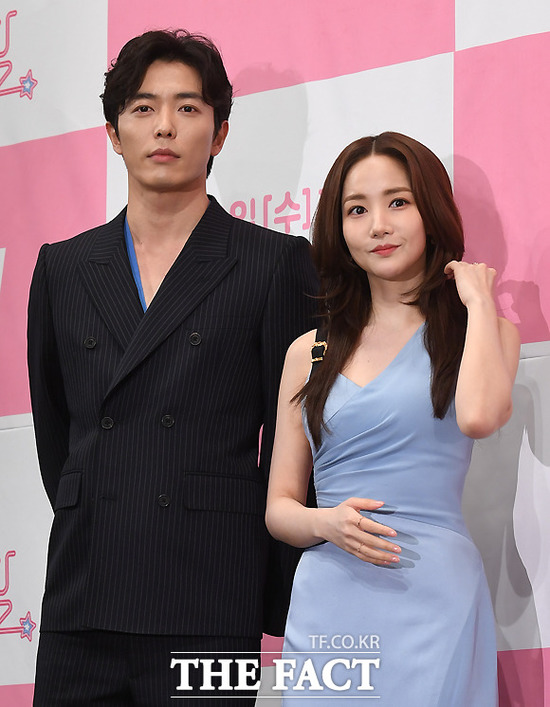 그녀의 사생활 주연을 맡은 김재욱(좌), 박민영. /이새롬 기자