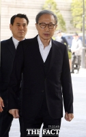 [TF포토] 건강한 모습으로 법정 향하는 이명박 전 대통령