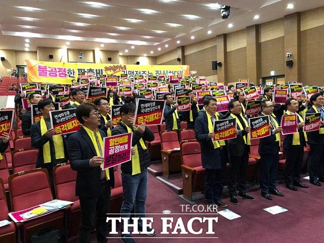 국내 대표 로드숍 브랜드 5개의 점주들이 지난달 19일 전국화장품가맹점연합회를 출범했다. 이들은 면세 화장품에 별도 표기를 해 국내에 유통되는 불법을 근절해야 한다고 주장했다. /이진하 기자