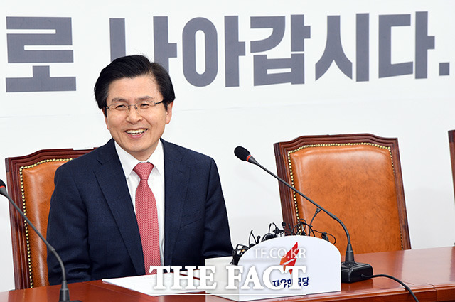 황교안 자유한국당 대표가 4일 오후 서울 여의도 국회 당대표실에서 기자간담회를 가지며 웃고 있다./국회=임영무 기자