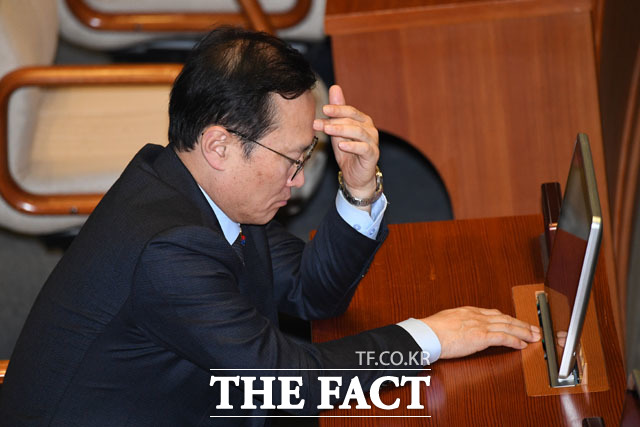 홍영표 더불어민주당 원내대표는 민심을 겸허히 받아들이겠다면서도 범진보 단일화로 승리를 얻은 데 대해 개혁에 최선을 다하라는 국민의 뜻이라고 밝혔다. /남윤호 기자