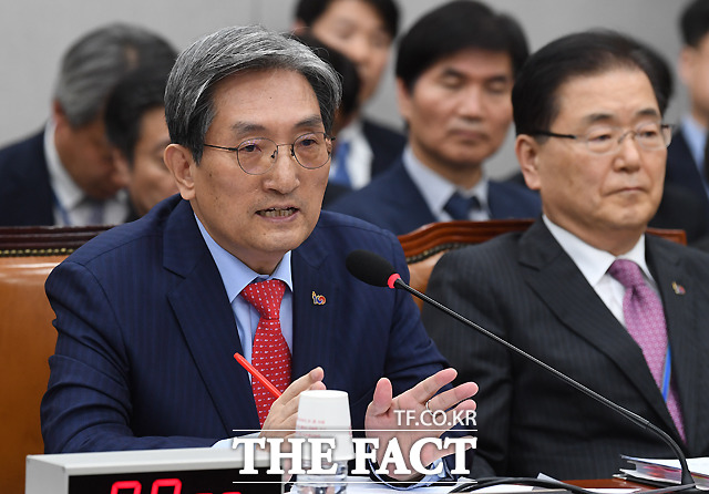 노영민 대통령 비서실장이 4일 오후 서울 여의도 국회에서 열린 운영위원회 전체회의에 출석해 의원들의 질의에 대답하고 있다. /이새롬 기자