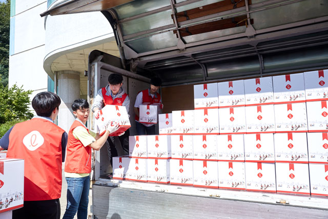 롯데 임직원들이 사회에서 어려움을 겪고 있는 대상을 선정해 선물을 전달하는 플레저박스 캠페인에 참여하고 있다. /롯데그룹 제공