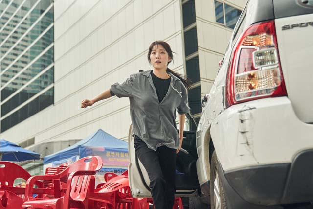 이성경은 악을 물리칠 때 전해지는 짜릿한 통쾌함을 많은 사람이 느꼈으면 한다고 말했다./ CJ엔터테인먼트 제공