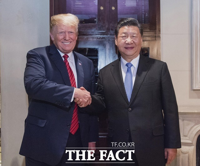 진정이 교수는 동북아 정세를 설명하면서 중국이라는 신흥대국과 미국의 갈등이 있는 상황이라고 설명했다. 트럼프 대통령과 시진핑 주석이 미중 정상회담에서 손을 맞잡고 있는 모습. /뉴시스