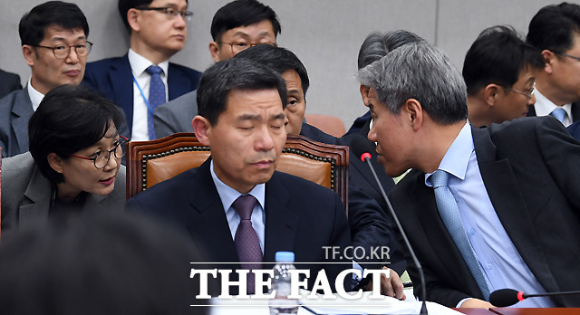 김수현 청와대 정책실장(오른쪽)과 대화 나누는 조현옥 청와대 인사수석
