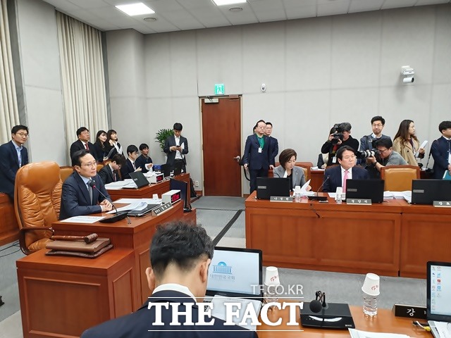 홍영표 국회 운영위원장(더불어민주당 원내대표)이 4일 오전 국회에서 열린 운영위 전체회의를 진행하고 있다. /허주열 기자