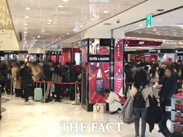 관세청이 면세 화장품 현장 인도 제한과 라벨 표기 등 검토 중인 가운데 면세업계와 화장품 업계가 엇갈린 반응을 내놓고 있다. /이진하 기자