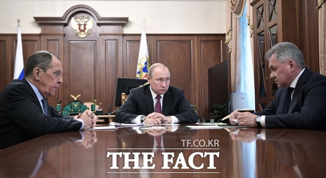 톨로타야 센터장은 6자회담에 대해 적극적으로 제안했다. 푸틴 대통령이 회의를 하고 있는 모습. /뉴시스