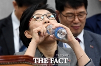 [TF포토] 물 마시는 조현옥 청와대 인사수석