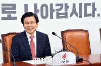 [TF포토] 황교안, '미소로 시작하는 기자간담회'