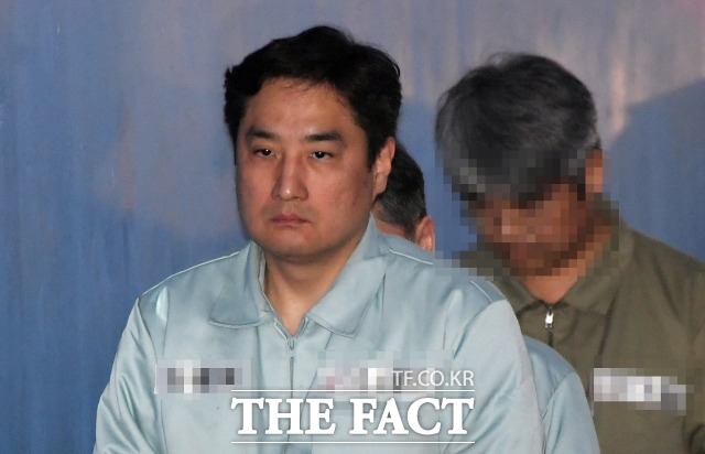 도도맘 김미나 씨와 법원 서류를 위조해 자신에 대한 소송을 무단으로 취소한 혐의로 1심에서 실형을 선고받은 강용석 변호사 5일 오후 서울 서초구 서울중앙법원에서 열린 항소심 선고 공판에 출석하고 있다. /이새롬 기자