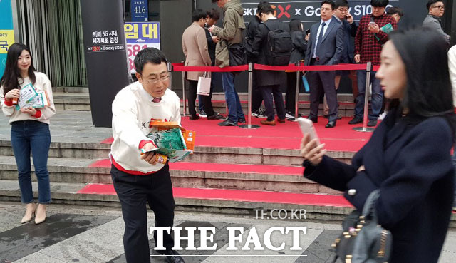 유영상 SK텔레콤 이동통신(MNO)사업부장(부사장)이 직영점 앞에서 직접 5G 관련 홍보 활동을 하고 있다. /이성락 기자