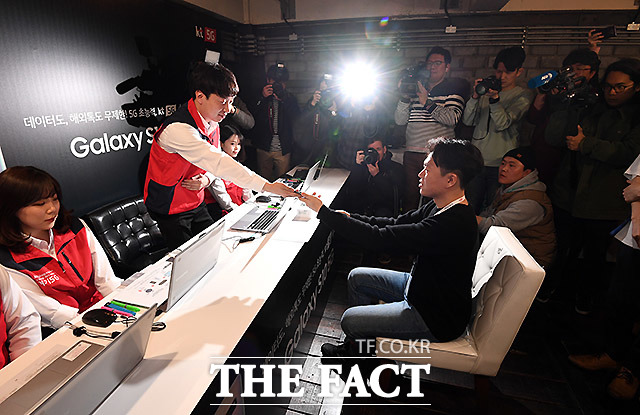 KT는 5일 오후 2시 25분을 기준으로 5G 가입자가 1만 명을 돌파했다고 밝혔다. 사진은 KT 5G 첫 개통 고객인 오원창 씨가 이날 오전 서울 서초구 강남역 인근 ON식당에서 5G 개통을 진행하고 있다. /이효균 기자