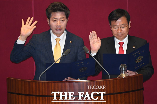 재보궐 선거에서 당선된 여영국 정의당 의원(왼쪽)과 정점식 자유한국당 의원이 5일 오전 서울 여의도 국회에서 열린 본회의에 참석해 선서를 하고 있다./국회=남윤호 기자