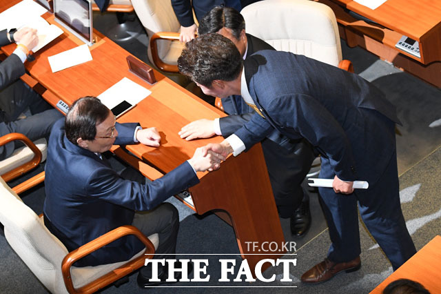 이해찬 대표와 악수 나누는 여영국