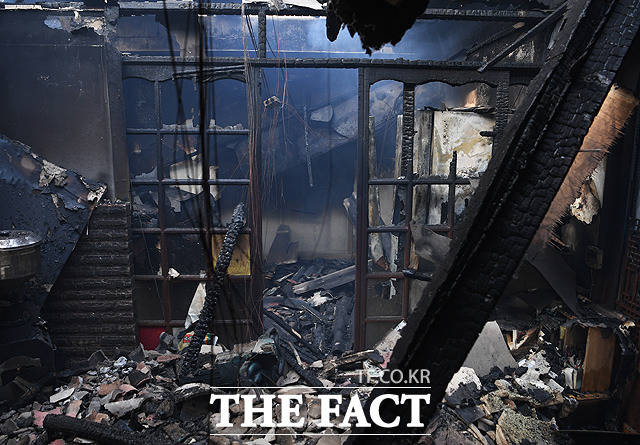 지난 밤 고성에서 시작된 산불이 이어지고 있는 5일 오전 강원도 속초시 용포동의 한 마을이 화마가 휩쓸고 지나간 뒤 잿더미로 변해있다. / 속초=배정한 기자