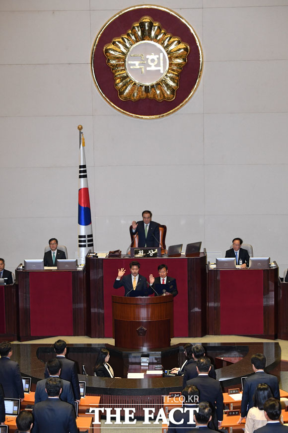 선서하는 여영국-정점식