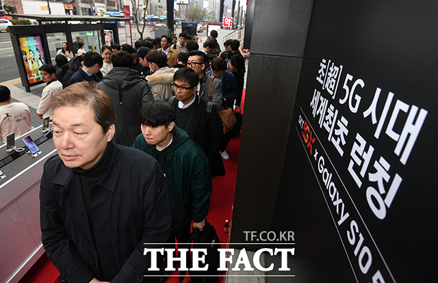 SK텔레콤 5세대 이동통신(5G) 고객이 5일 오전 8시 서울 강남구 역삼동 SK텔레콤 직영점 앞에서 5G 개통을 기다리고 있다. /임영무 기자